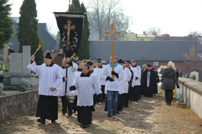 Wszystkich Świętych: Procesja na ostrołęckim cmentarzu parafialnym [1 XI 2012]  - zdjęcie #28 - eOstroleka.pl