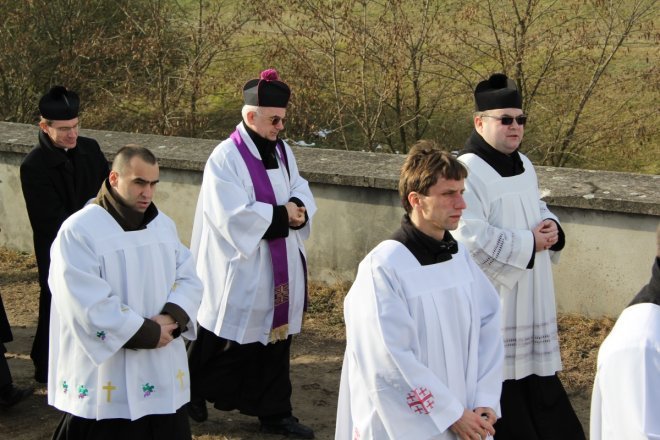 Wszystkich Świętych: Procesja na ostrołęckim cmentarzu parafialnym [1 XI 2012]  - zdjęcie #29 - eOstroleka.pl