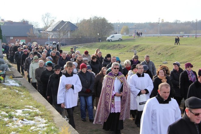 Wszystkich Świętych: Procesja na ostrołęckim cmentarzu parafialnym [1 XI 2012]  - zdjęcie #31 - eOstroleka.pl