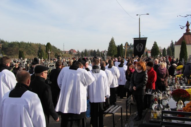 Wszystkich Świętych: Procesja na ostrołęckim cmentarzu parafialnym [1 XI 2012]  - zdjęcie #32 - eOstroleka.pl