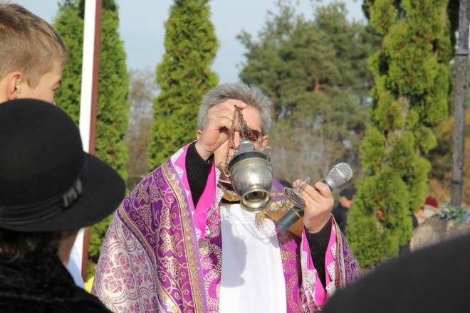Wszystkich Świętych: Procesja na ostrołęckim cmentarzu parafialnym [1 XI 2012]  - zdjęcie #33 - eOstroleka.pl