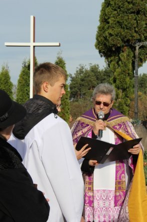 Wszystkich Świętych: Procesja na ostrołęckim cmentarzu parafialnym [1 XI 2012]  - zdjęcie #34 - eOstroleka.pl