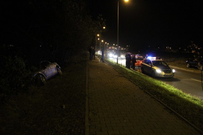 Aleja Jana Pawła II: Kierowca mazdy wypadł z drogi i uderzył w przydrożne drzewa [3 Xi 2012] - zdjęcie #2 - eOstroleka.pl