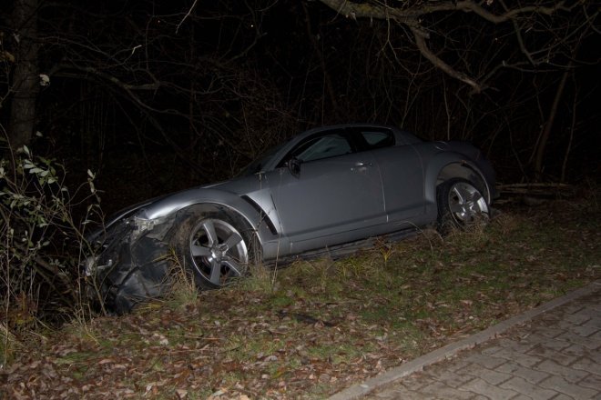 Aleja Jana Pawła II: Kierowca mazdy wypadł z drogi i uderzył w przydrożne drzewa [3 Xi 2012] - zdjęcie #7 - eOstroleka.pl