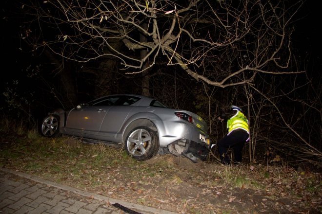 Aleja Jana Pawła II: Kierowca mazdy wypadł z drogi i uderzył w przydrożne drzewa [3 Xi 2012] - zdjęcie #4 - eOstroleka.pl