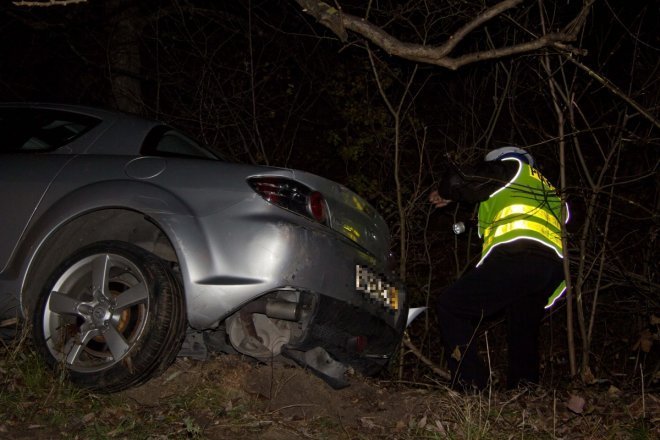 Aleja Jana Pawła II: Kierowca mazdy wypadł z drogi i uderzył w przydrożne drzewa [3 Xi 2012] - zdjęcie #9 - eOstroleka.pl
