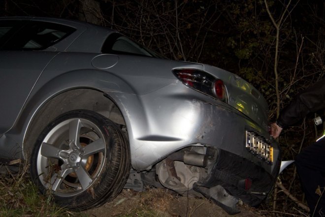 Aleja Jana Pawła II: Kierowca mazdy wypadł z drogi i uderzył w przydrożne drzewa [3 Xi 2012] - zdjęcie #10 - eOstroleka.pl