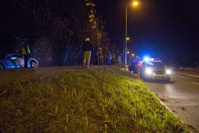 Aleja Jana Pawła II: Kierowca mazdy wypadł z drogi i uderzył w przydrożne drzewa [3 Xi 2012] - zdjęcie #1 - eOstroleka.pl