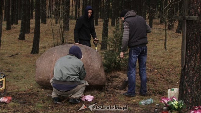 Budowa pomnika w Dudach Puszczańskich [05.11.2012] - zdjęcie #13 - eOstroleka.pl