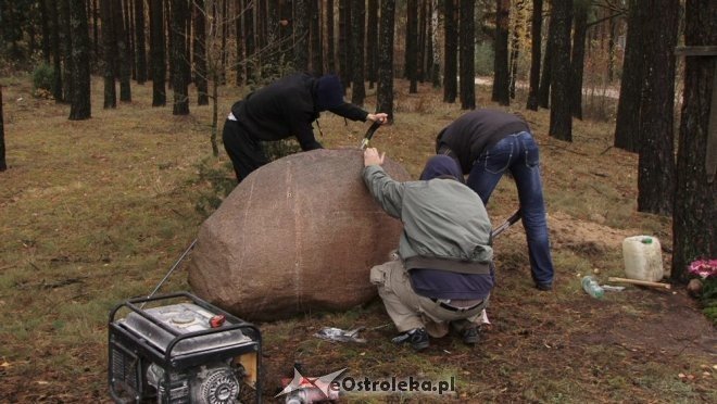 Budowa pomnika w Dudach Puszczańskich [05.11.2012] - zdjęcie #9 - eOstroleka.pl