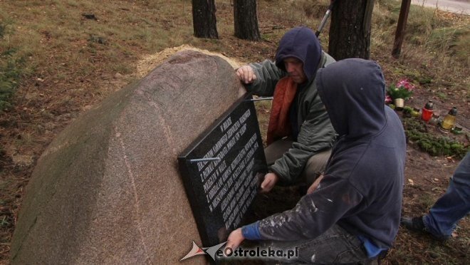 Budowa pomnika w Dudach Puszczańskich [05.11.2012] - zdjęcie #5 - eOstroleka.pl