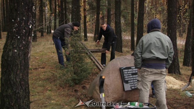 Budowa pomnika w Dudach Puszczańskich [05.11.2012] - zdjęcie #4 - eOstroleka.pl