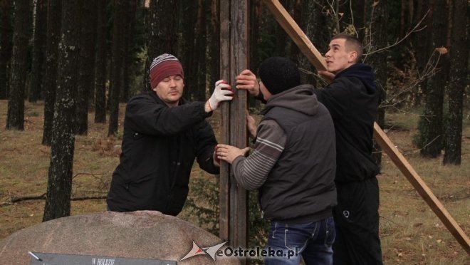 Budowa pomnika w Dudach Puszczańskich [05.11.2012] - zdjęcie #2 - eOstroleka.pl