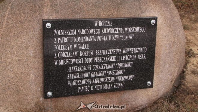 Budowa pomnika w Dudach Puszczańskich [05.11.2012] - zdjęcie #1 - eOstroleka.pl
