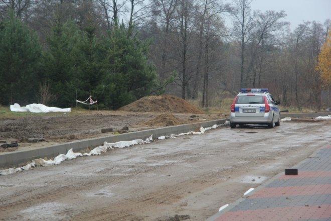 Dwa niebezpieczne niewybuchy odkryto podczas prac ziemnych [9 Xi 2012] - zdjęcie #1 - eOstroleka.pl