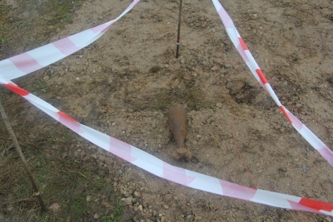 Dwa niebezpieczne niewybuchy odkryto podczas prac ziemnych [9 Xi 2012] - zdjęcie #3 - eOstroleka.pl