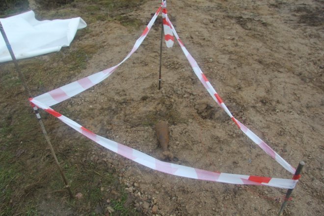 Dwa niebezpieczne niewybuchy odkryto podczas prac ziemnych [9 Xi 2012] - zdjęcie #7 - eOstroleka.pl