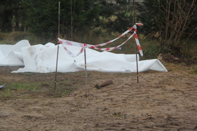 Dwa niebezpieczne niewybuchy odkryto podczas prac ziemnych [9 Xi 2012] - zdjęcie #6 - eOstroleka.pl