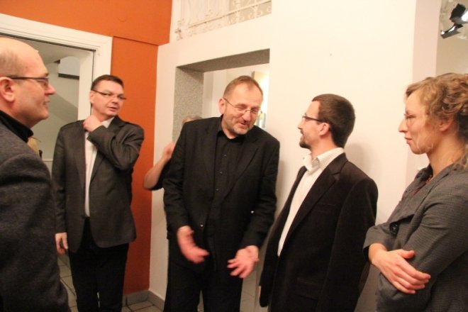 Wernisaż wystawy „Oto człowiek” - Radosława Jastrzębskiego [8 XI 2012] - zdjęcie #15 - eOstroleka.pl