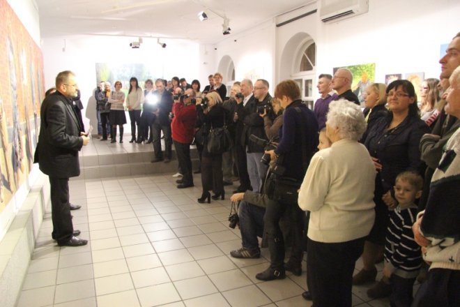 Wernisaż wystawy „Oto człowiek” - Radosława Jastrzębskiego [8 XI 2012] - zdjęcie #2 - eOstroleka.pl