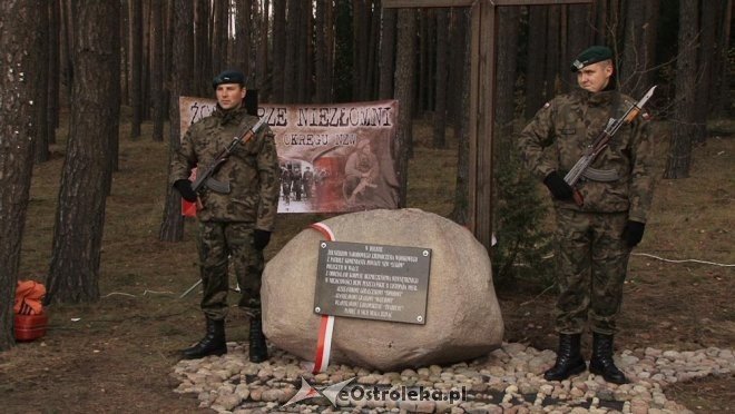Uroczyste odsłonięcie pomnika w Dudach Puszczańskich [11.11.2012] - zdjęcie #24 - eOstroleka.pl