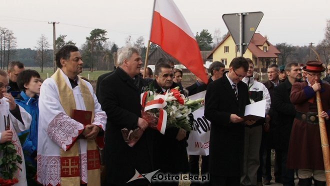 Uroczyste odsłonięcie pomnika w Dudach Puszczańskich [11.11.2012] - zdjęcie #36 - eOstroleka.pl