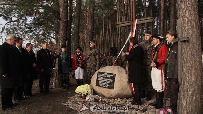 Uroczyste odsłonięcie pomnika w Dudach Puszczańskich [11.11.2012] - zdjęcie #67 - eOstroleka.pl