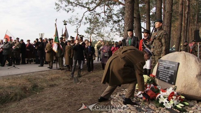 Uroczyste odsłonięcie pomnika w Dudach Puszczańskich [11.11.2012] - zdjęcie #61 - eOstroleka.pl