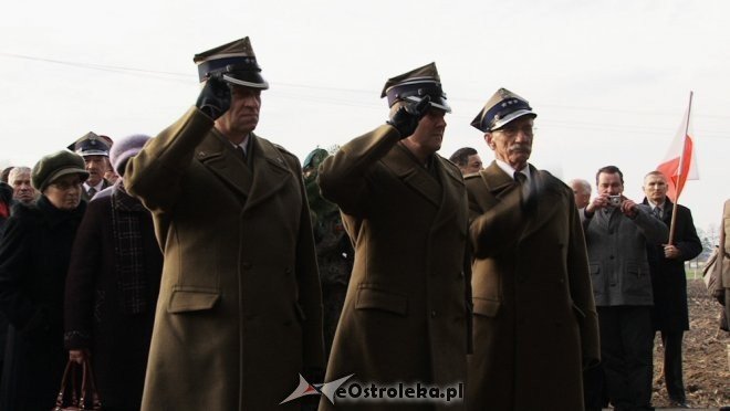 Uroczyste odsłonięcie pomnika w Dudach Puszczańskich [11.11.2012] - zdjęcie #60 - eOstroleka.pl