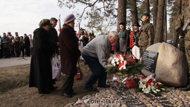 Uroczyste odsłonięcie pomnika w Dudach Puszczańskich [11.11.2012] - zdjęcie #58 - eOstroleka.pl