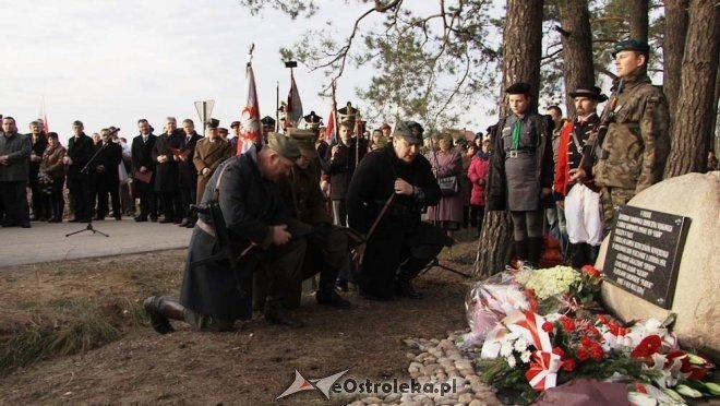 Uroczyste odsłonięcie pomnika w Dudach Puszczańskich [11.11.2012] - zdjęcie #56 - eOstroleka.pl