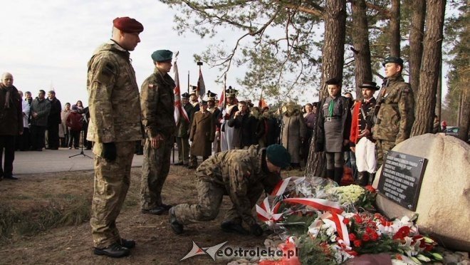 Uroczyste odsłonięcie pomnika w Dudach Puszczańskich [11.11.2012] - zdjęcie #54 - eOstroleka.pl