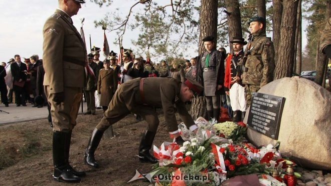 Uroczyste odsłonięcie pomnika w Dudach Puszczańskich [11.11.2012] - zdjęcie #49 - eOstroleka.pl