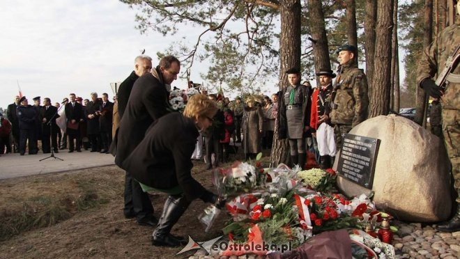 Uroczyste odsłonięcie pomnika w Dudach Puszczańskich [11.11.2012] - zdjęcie #77 - eOstroleka.pl