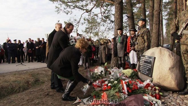 Uroczyste odsłonięcie pomnika w Dudach Puszczańskich [11.11.2012] - zdjęcie #48 - eOstroleka.pl