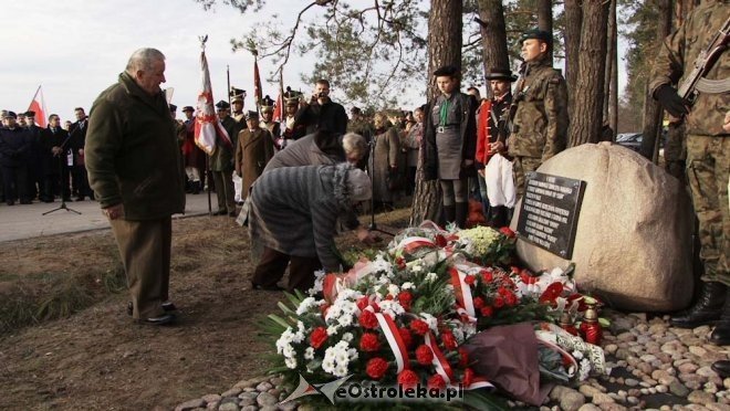 Uroczyste odsłonięcie pomnika w Dudach Puszczańskich [11.11.2012] - zdjęcie #44 - eOstroleka.pl