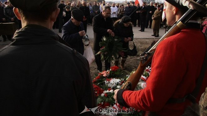 Uroczyste odsłonięcie pomnika w Dudach Puszczańskich [11.11.2012] - zdjęcie #42 - eOstroleka.pl