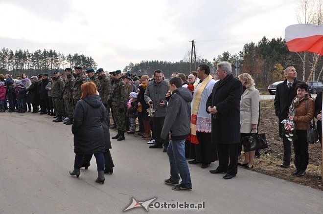 Uroczyste odsłonięcie pomnika w Dudach Puszczańskich [11.11.2012] - zdjęcie #30 - eOstroleka.pl