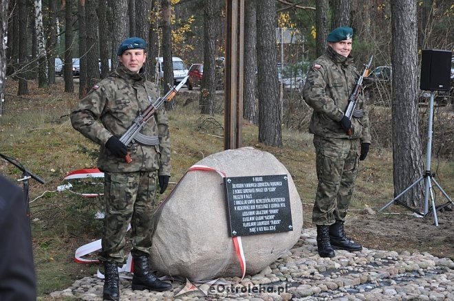 Uroczyste odsłonięcie pomnika w Dudach Puszczańskich [11.11.2012] - zdjęcie #27 - eOstroleka.pl