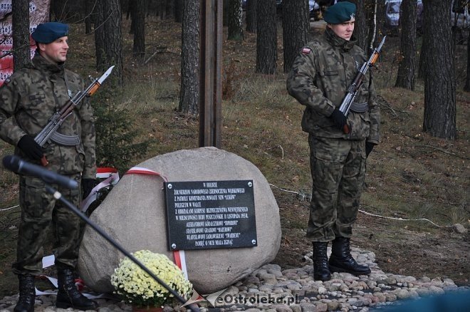 Uroczyste odsłonięcie pomnika w Dudach Puszczańskich [11.11.2012] - zdjęcie #24 - eOstroleka.pl