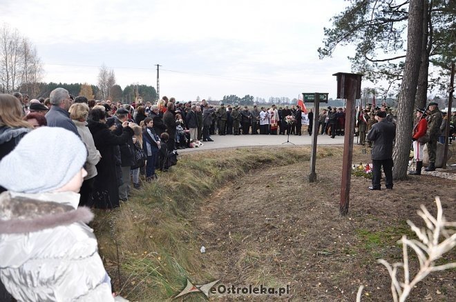 Uroczyste odsłonięcie pomnika w Dudach Puszczańskich [11.11.2012] - zdjęcie #17 - eOstroleka.pl