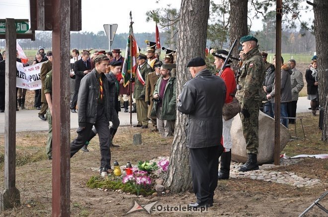 Uroczyste odsłonięcie pomnika w Dudach Puszczańskich [11.11.2012] - zdjęcie #15 - eOstroleka.pl