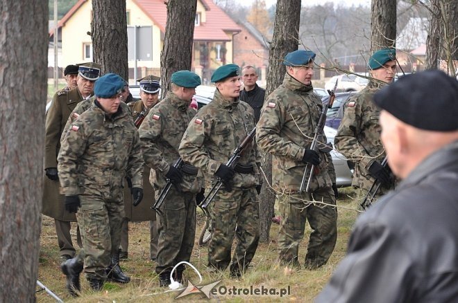 Uroczyste odsłonięcie pomnika w Dudach Puszczańskich [11.11.2012] - zdjęcie #12 - eOstroleka.pl