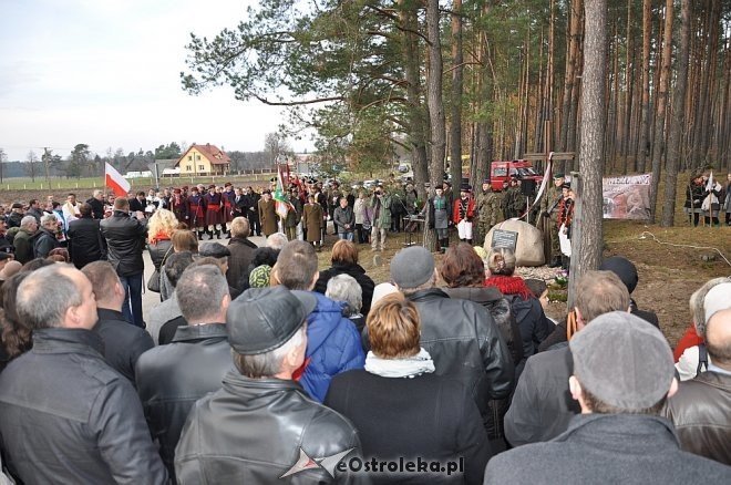 Uroczyste odsłonięcie pomnika w Dudach Puszczańskich [11.11.2012] - zdjęcie #10 - eOstroleka.pl