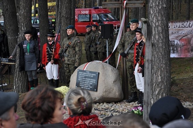 Uroczyste odsłonięcie pomnika w Dudach Puszczańskich [11.11.2012] - zdjęcie #8 - eOstroleka.pl
