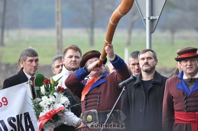 Uroczyste odsłonięcie pomnika w Dudach Puszczańskich [11.11.2012] - zdjęcie #1 - eOstroleka.pl
