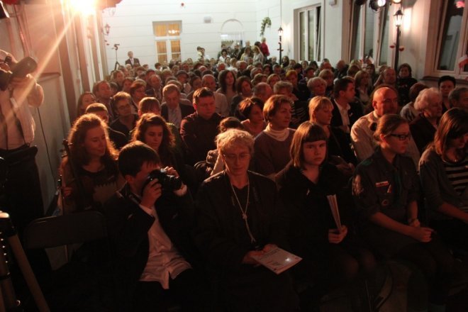 Ostrołęczanie po raz szósty wspólnie śpiewali pieśni patrotyczne [12 XI 2012] - zdjęcie #22 - eOstroleka.pl