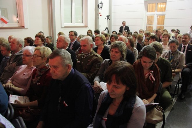 Ostrołęczanie po raz szósty wspólnie śpiewali pieśni patrotyczne [12 XI 2012] - zdjęcie #21 - eOstroleka.pl