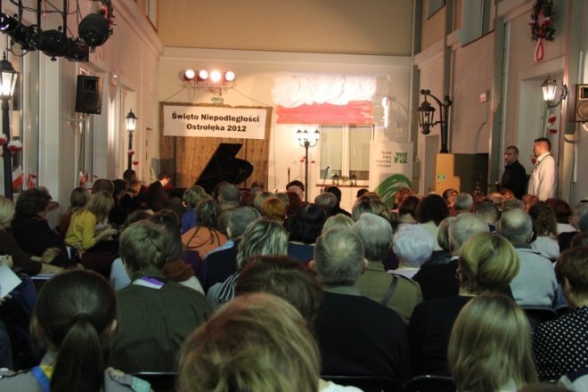 Ostrołęczanie po raz szósty wspólnie śpiewali pieśni patrotyczne [12 XI 2012] - zdjęcie #16 - eOstroleka.pl