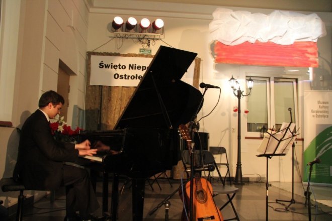 Ostrołęczanie po raz szósty wspólnie śpiewali pieśni patrotyczne [12 XI 2012] - zdjęcie #15 - eOstroleka.pl